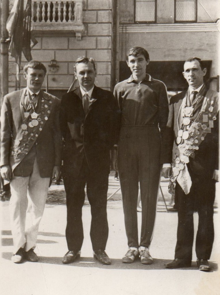 Слева направо: В. Сапея, А.Ф.Семикоп (декан факультета), Е.Гавриленко, Л.Гейштор. 1968 год